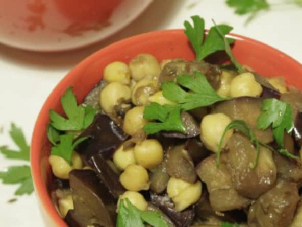 Aubergines frites à la mélasse de grenade et aux pois chiches