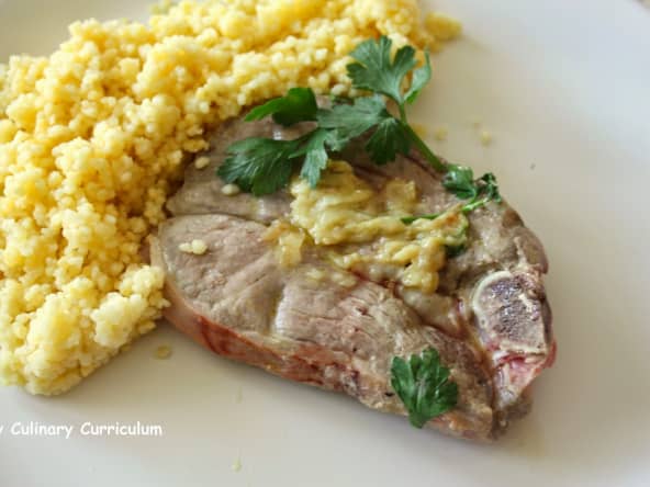 Tranches de gigot d'agneau à la purée d'ail confit