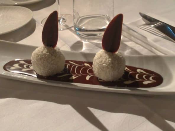 Boules noix de coco et sauce au chocolat