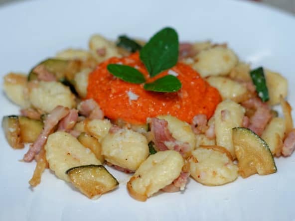 Gnocchi à la carbonara de courgettes, crème de poivrons