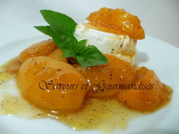 Pêches épicées au miel et fromage faisselle