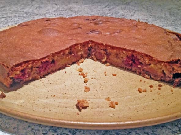 Gâteau crousti-fondant aux pêches et aux framboises