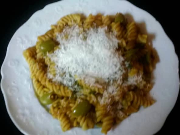 Pâtes aux olives vertes et tomates