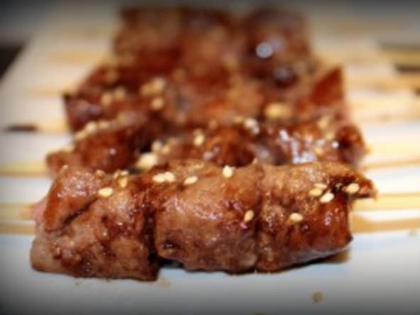 Brochettes de viande d'agneau et sauce miel