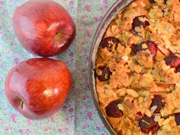 Gâteau-crumble au lait d'amande, pommes et framboises