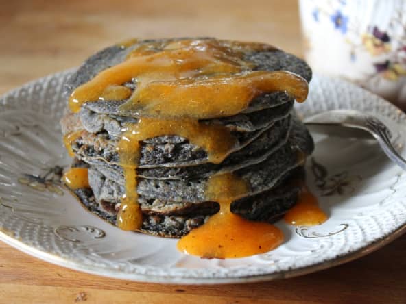 Black pancakes et leur coulis de kaki vanillé
