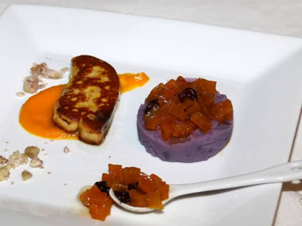 Escalope de foie gras poêlée, confiture de butternut et écrasé de Vitelotte