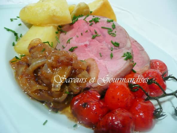 Rôti d’agneau aux tomates cerise miellées et confit d’oignons.