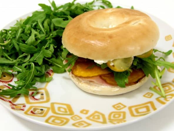Bagels betternut rôtie au miel, jambon et roquette