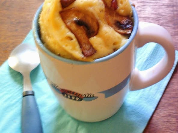 Mug cake salé façon quiche lorraine aux lardons et champignons