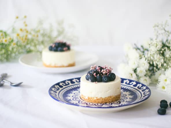 Cheesecake vanille et myrtilles sans cuisson sur un palet breton maison