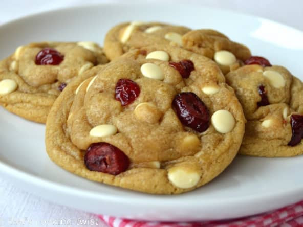 Cookies au chocolat blanc et aux canneberges pour les fêtes de noël