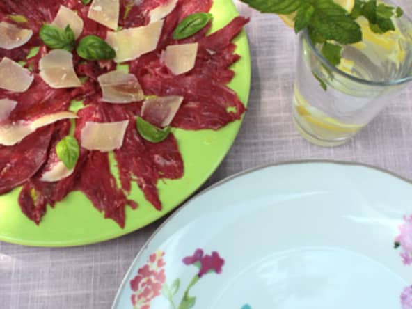 Carpaccio de boeuf à l'huile d'olives lucques, parmesan et basilic