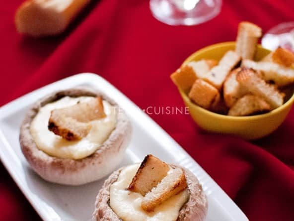 Fondue savoyarde dans des chapeaux de champignons de Paris, croutons aillés