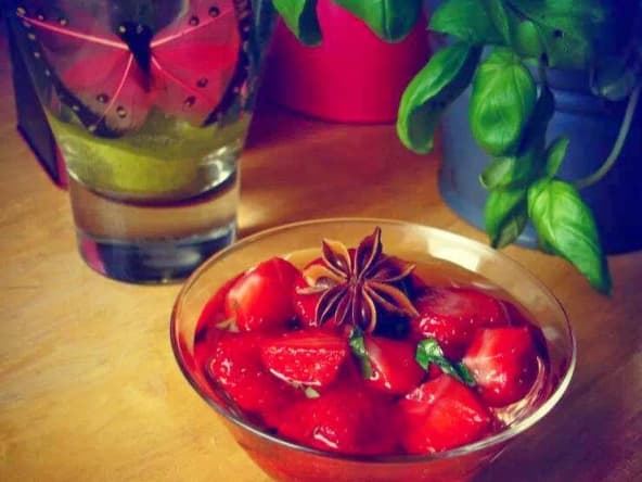 Soupe fraîche de fraises au sirop de basilic et badiane