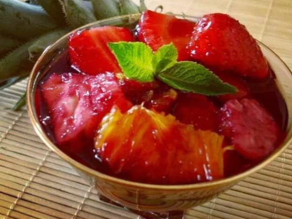Soupe d'oranges, d'ananas et de fraises à la menthe fraîche