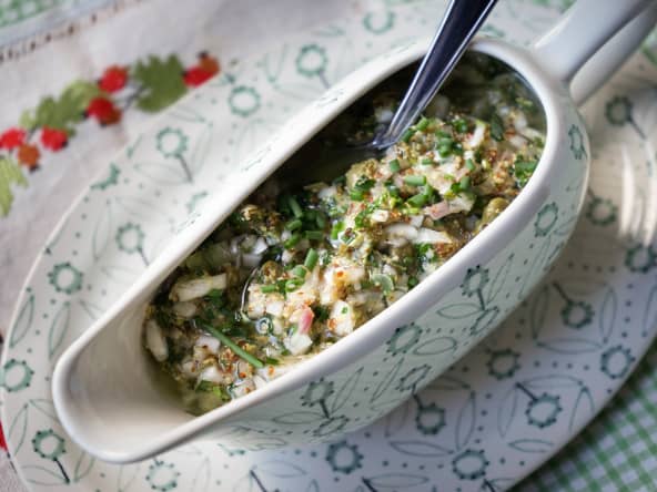 La sauce ravigote, sauce classique de la cuisine française pour accompagner la tête de veau 