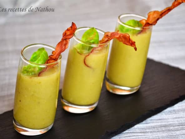 Verrines de soupe aux choux de Bruxelles, muscade et lard grillé