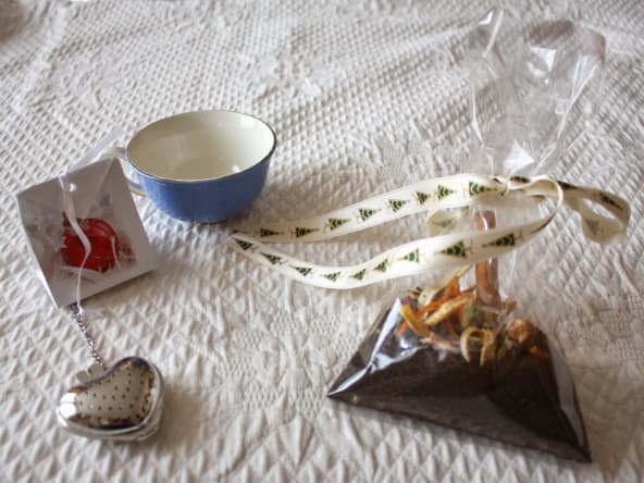 Thé de Noël aux épices et aux zestes d'agrumes