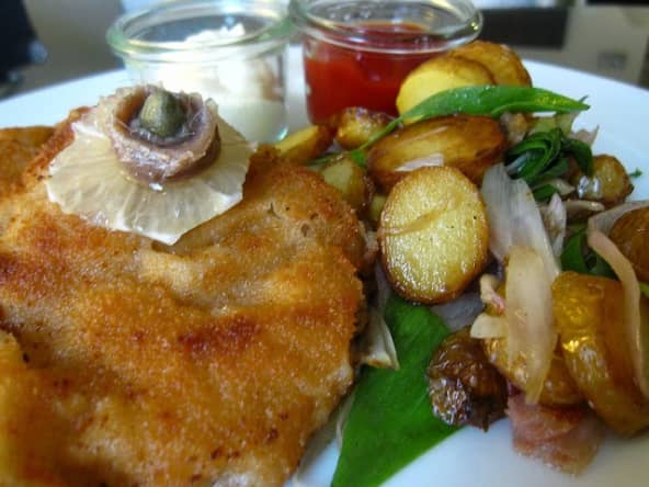 Dinde panée façon schnitzel, salade de chou et pommes de terre rôties