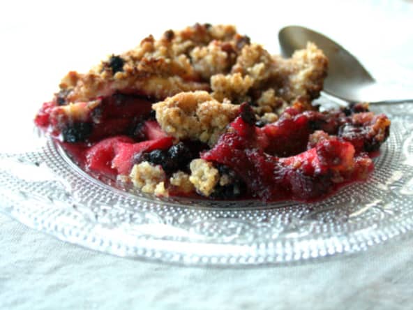 Crumble aux pommes et fruits rouges