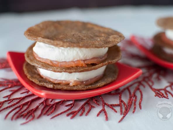 Croustillant de sarrasin en millefeuille, saumon et chantilly de fromage ail et fines herbes