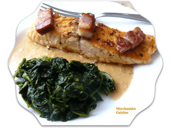 Pavés de saumon poêlés au lard, sauce à l’échalote