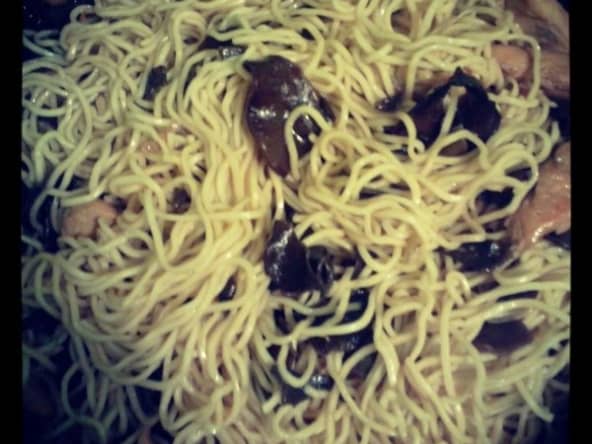 nouille chinoise aux poulets et champignons noirs
