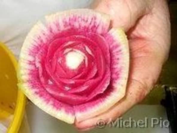 Sculpter un navet rave au couteau : la technique utilisée par Michel Pio