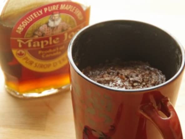 Mug cake chocolat, noix et sirop d'érable