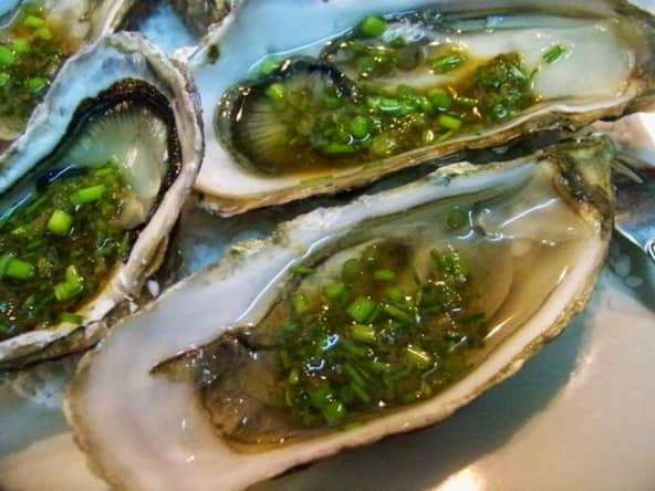Huîtres à la japonaise vinaigre de riz, sauce soja, ciboule