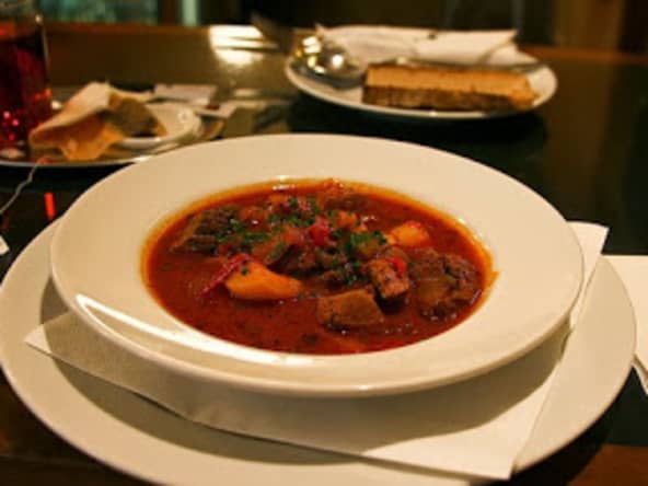 Goulasch au porc fumé et aux haricots secs