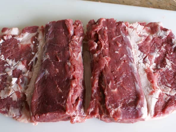 Selle d'agneau désossée sur planche