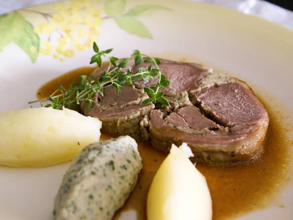 Tranche de selle d'agneau farcie sur assiette