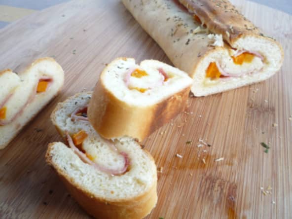Stromboli au jambon cuit, poivron orange et fromage râpé