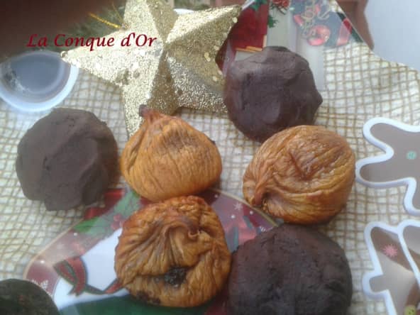 Des figues sèches farcies aux amandes, ou enrobées de chocolat