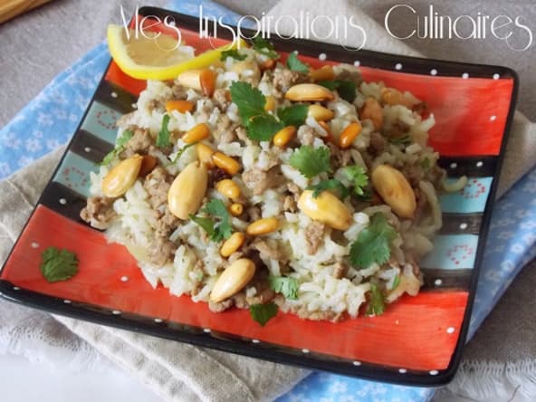 Riz à la viande d'agneau et amandes grillées
