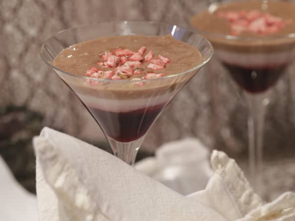 Verrines de mousse au chocolat aux fruits rouges et aux pralines