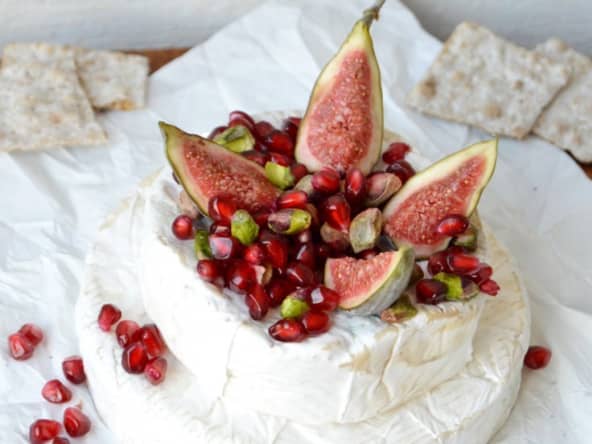 Pyramide de Brie Camembert aux pommes grenades et pistaches