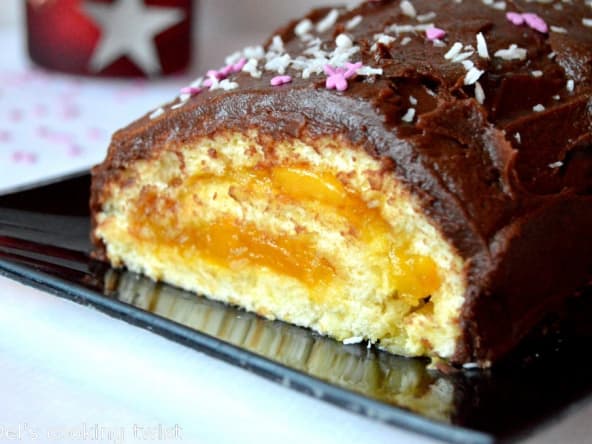 Bûche de Noël fruitée chocolat mangue avec une touche exotique