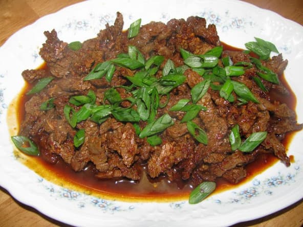 Emincé de boeuf en sauce au vin