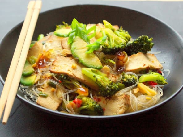 Wok de brocoli au tofu fumé, avocat et nouilles