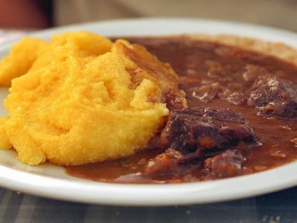 Civet de sanglier en marinade, sauce vin rouge, cognac et groseilles