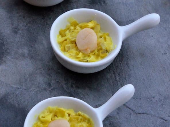 Fondue de poireaux au curcuma et noix de pétoncle, en mini-cassolette