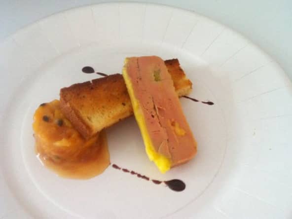 Terrine de foie gras, chutney de fruits exotiques, pain brioché aux épices, réduction de Maury