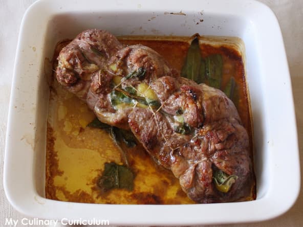 Gigot d'agneau raccourci farci aux citrons confits et à la sauge