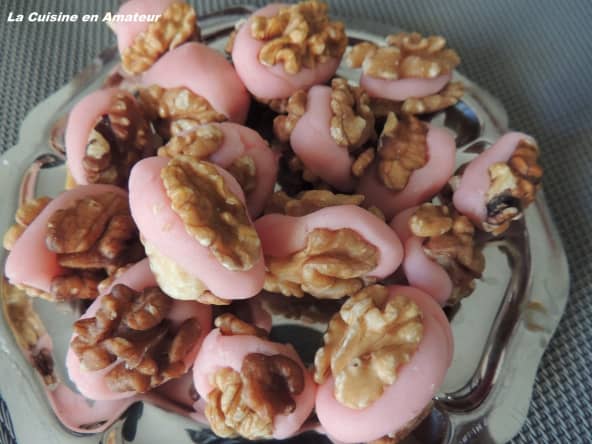 Noix déguisées avec de la pâte d'amande