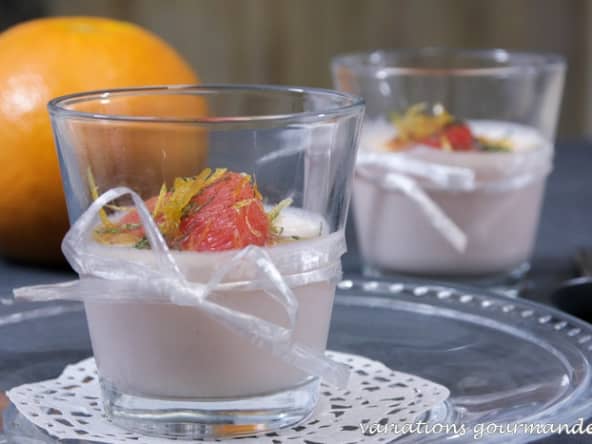 Panna cotta aux pomélos et mascarpone, segments de pomélos rôtis aux épices, zestes confits