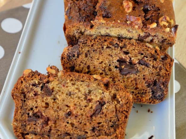 Banana bread aux éclats de chocolat et noix