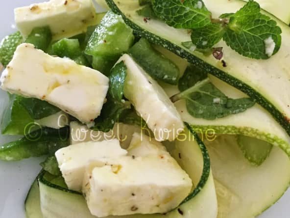 La salade de courgettes à la menthe et au piment